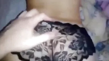 دختر زیبا را نشان می دهد سکی جوان